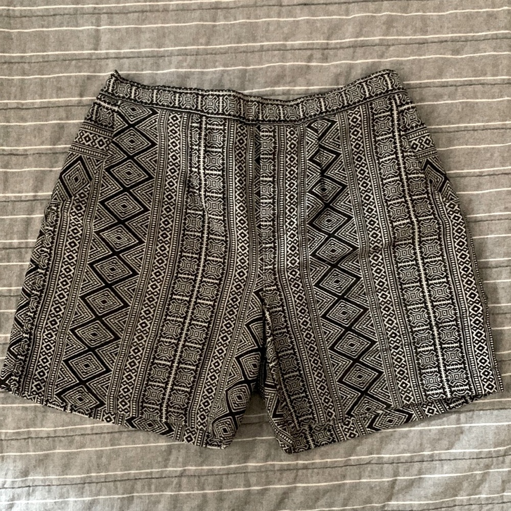 Wai shorts size small grey/black Geo Print